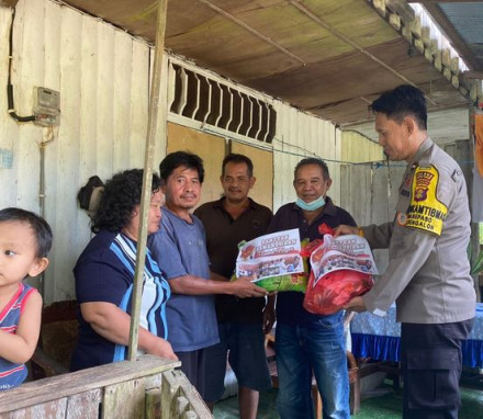 Album : polsek bengalon bagi bagi sembako ke warga